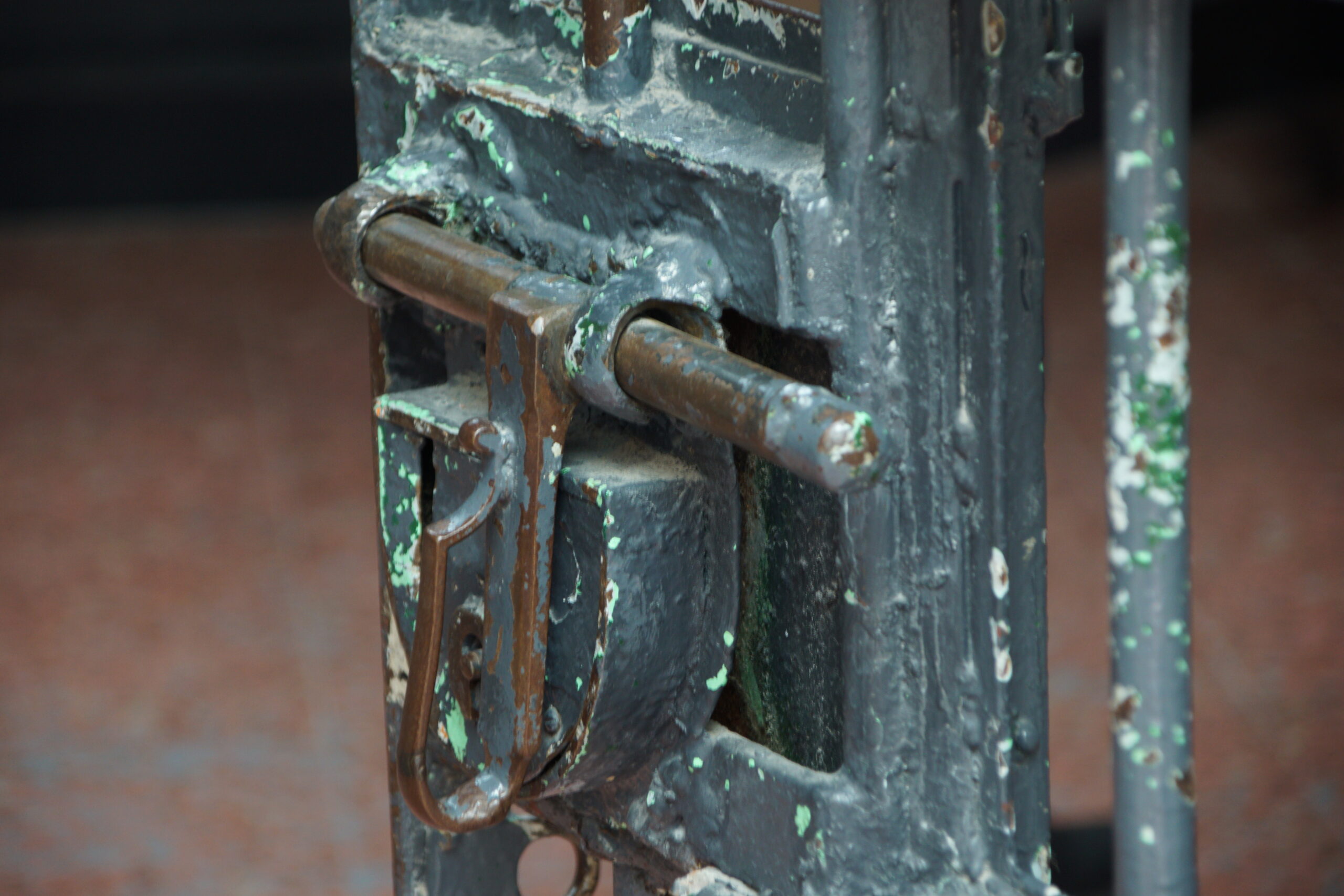 detalle de la puerta de celda en la Cárcel de Segovia, símbolo del encierro femenino franquista