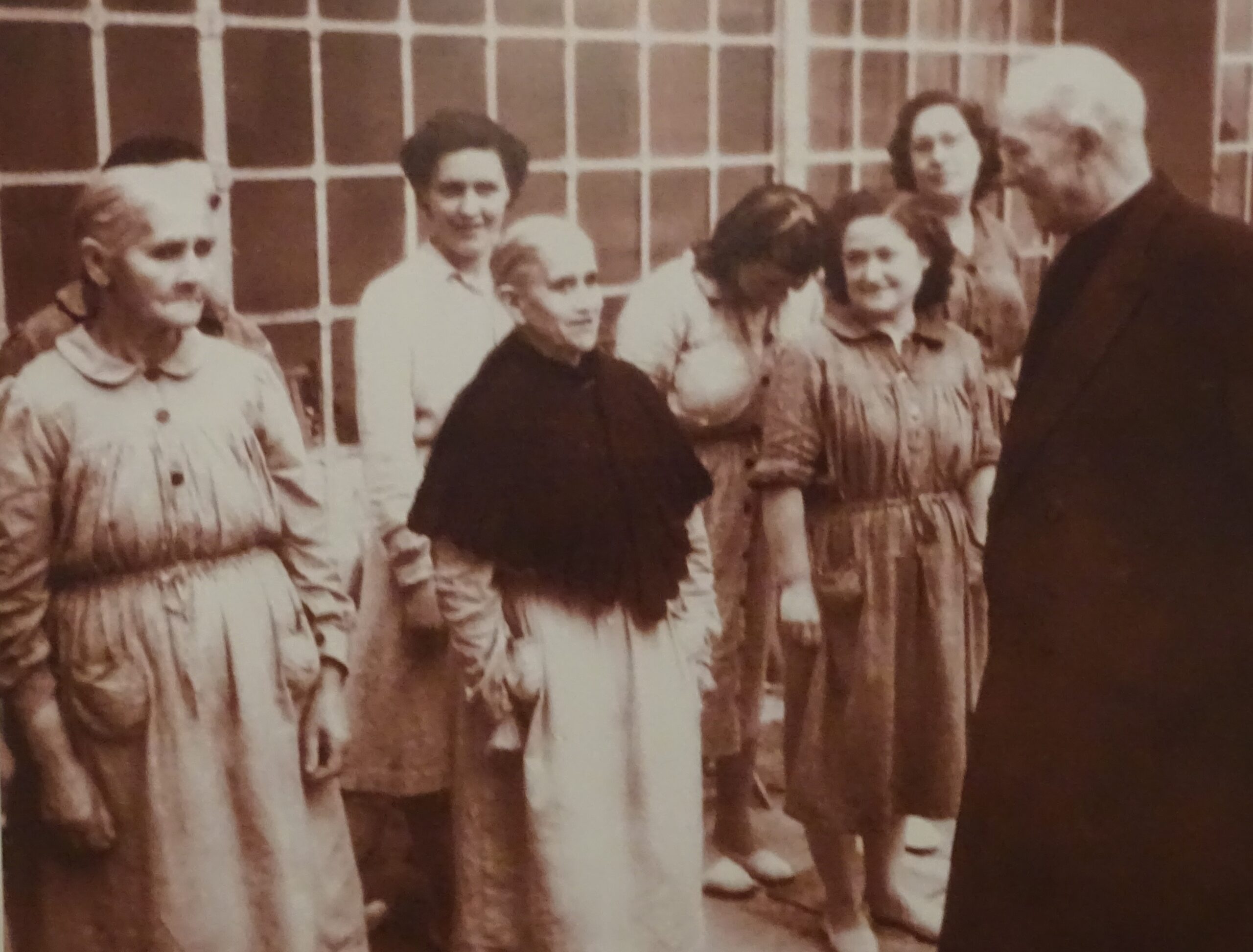 imagen de archivo de una festividad religiosa o de presas en un contexto ceremonial.